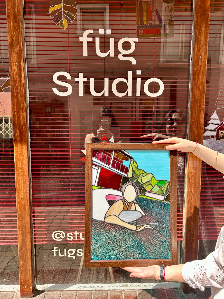 Studio Fug Kadıköy Vitrininde Çerçeveli Özel Vitray Eser