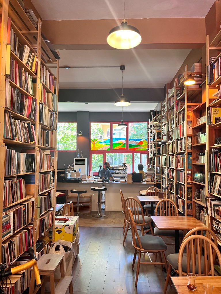 Yolda Sahaf Cafe Ahşap Kitaplıklar ve Mekan Atmosferi