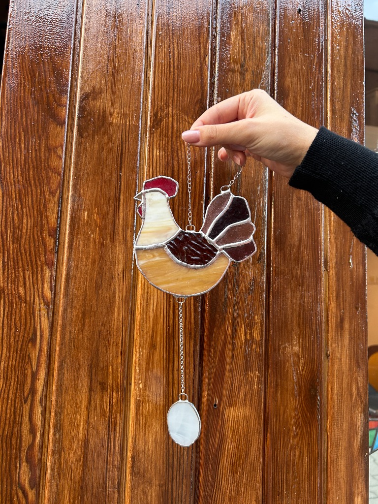 Ahşap Kapı Önünde Horoz Figürlü Vitray Süs