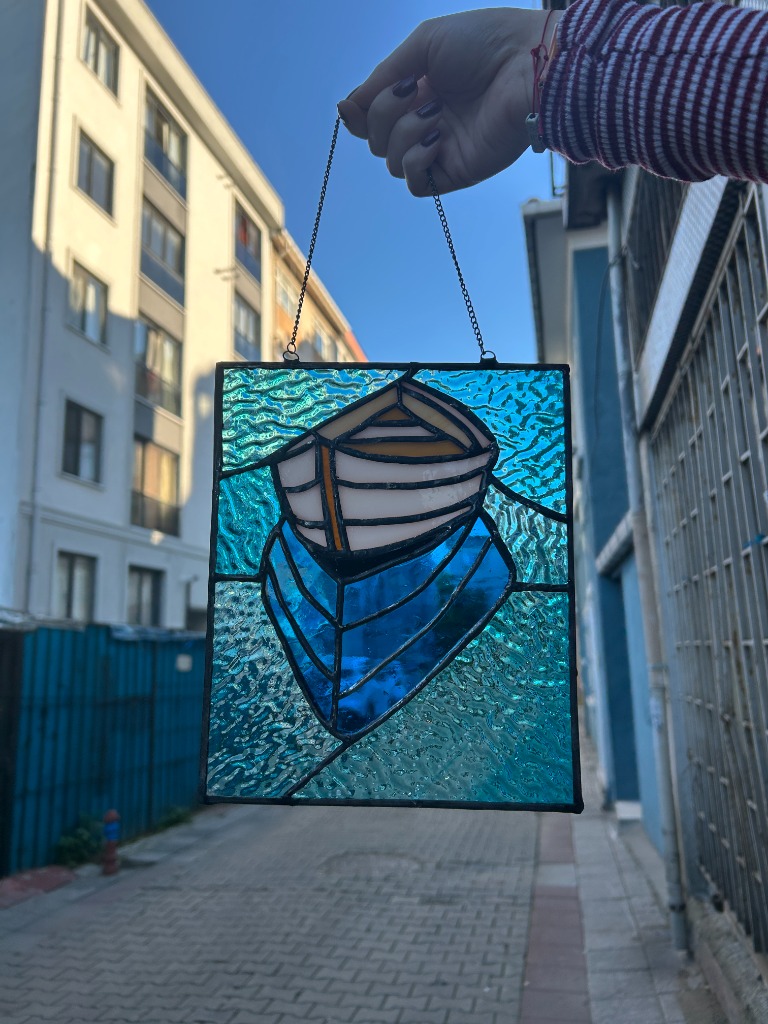 Dalgalı Turkuaz Camlarla Kayık Temalı Vitray Panel
