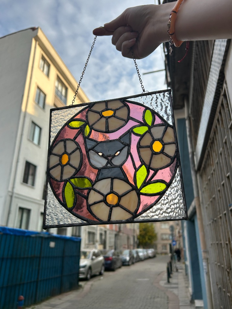 Çiçekler Arasında Kedi Motifli Vitray Panel