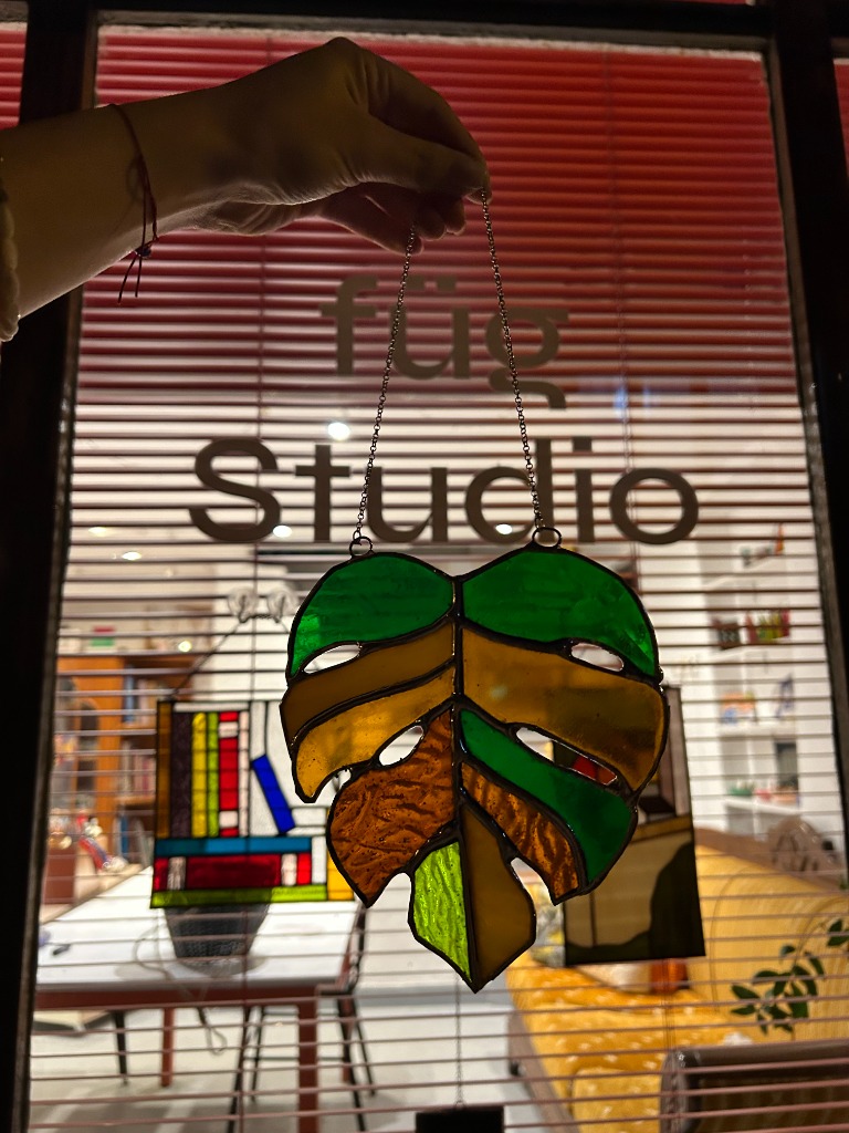 Füg Studio Vitrininde Amber ve Yeşil Monstera Yaprağı Vitray