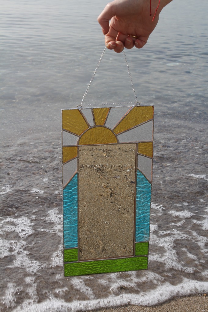 Deniz Kıyısında Zincirinden Tutulan Güneş Motifli Vitray Ayna