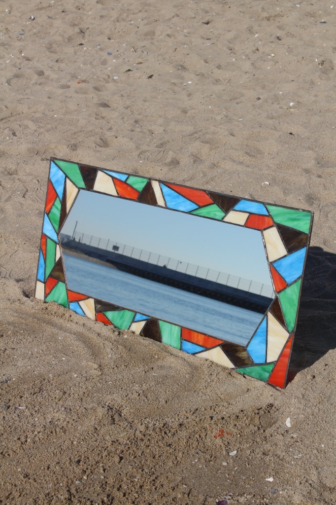 Kumsalda Deniz Yansıması Sunan Geometrik Vitray Ayna