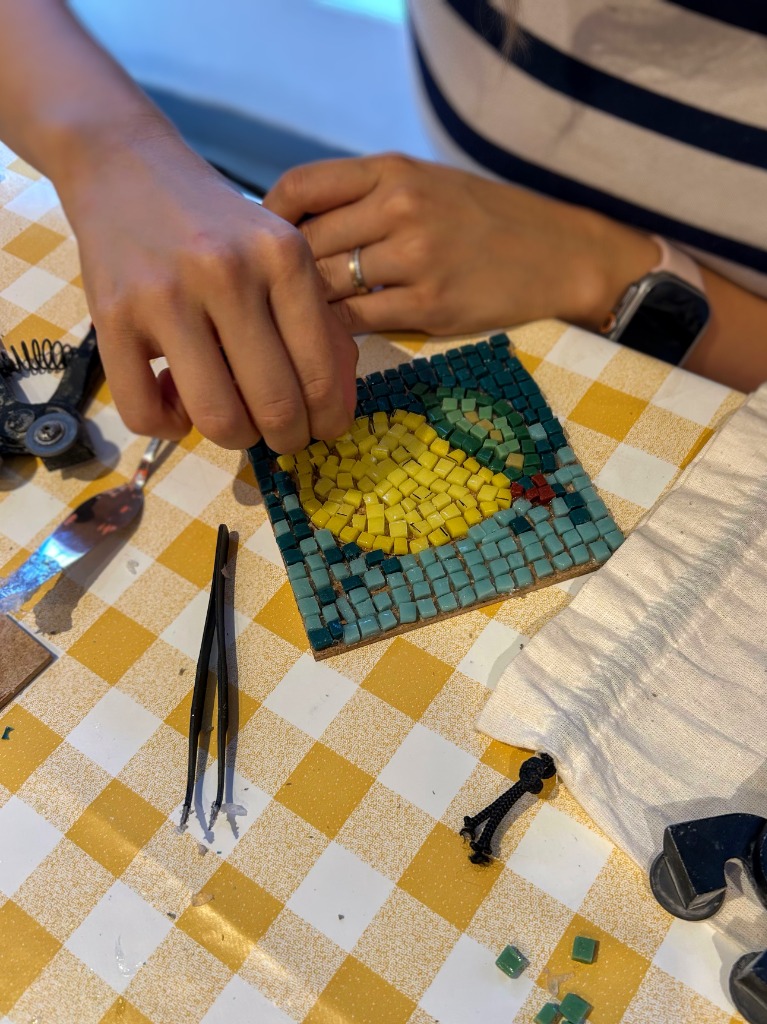 Mozaik Workshopunda Cımbız ile Limon Motifi Dizimi