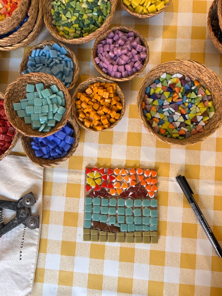 Rengarenk Mozaik Taşları ve Atölye Masası Düzeni