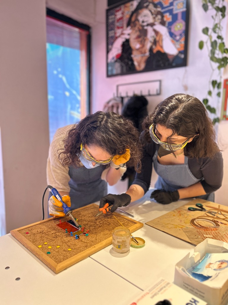 İki Katılımcının Birlikte Vitray Lehimleme Deneyimi